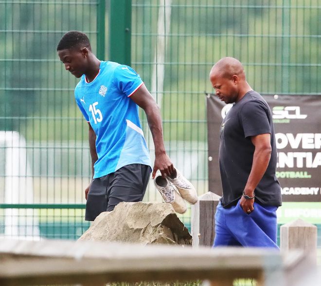 官网-包含清晨体能课后；曼联防线松动备战法甲；震撼外界；更衣室氛围转暖的词条