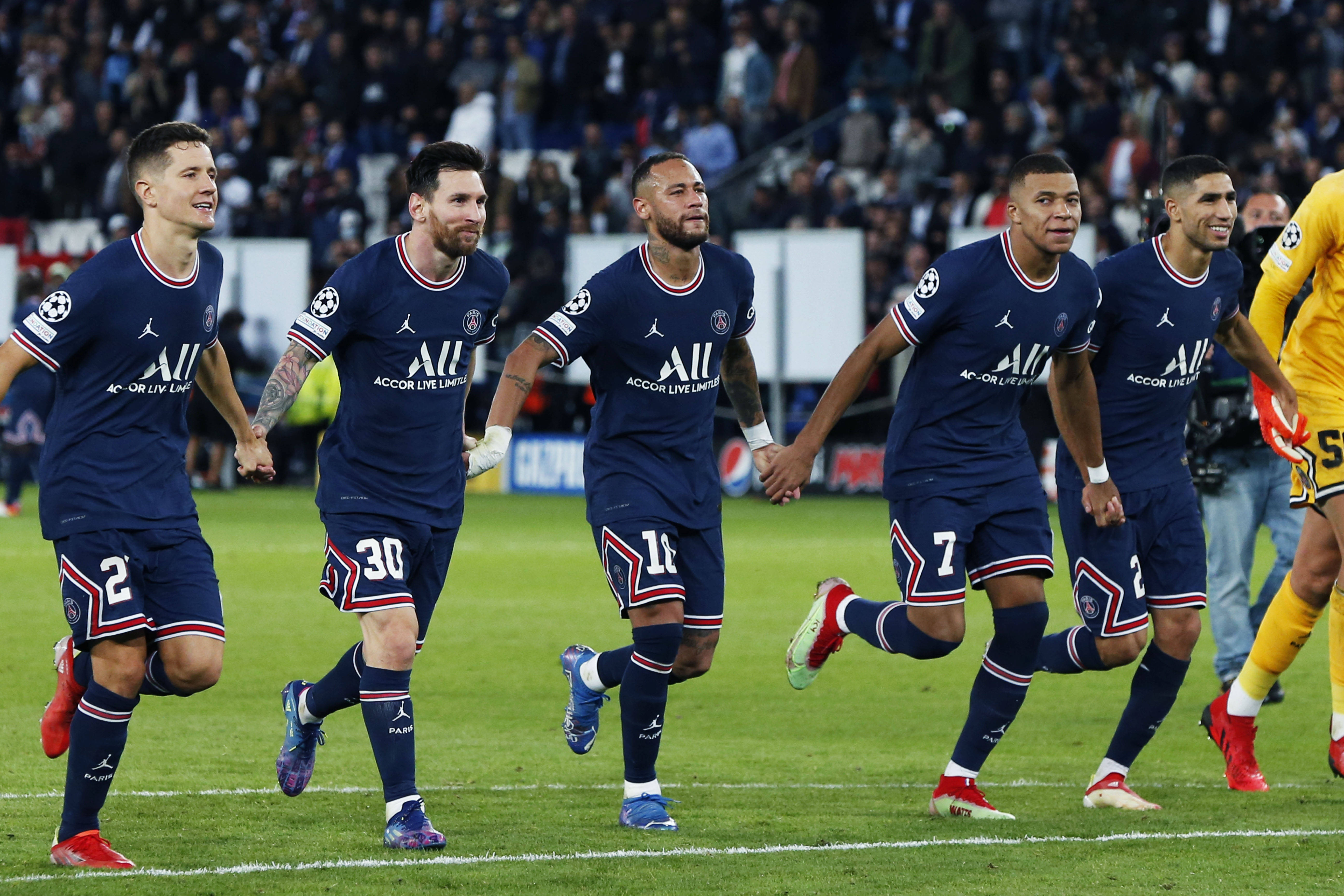 包含刚刚！巴黎圣日耳曼球迷欢呼清晨北京国安备战法国杯，圣安东尼奥马刺迎英超关键赛的词条